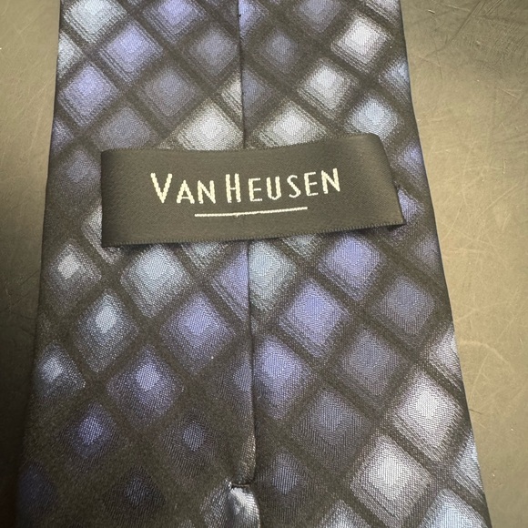 Van Heusen Tie Blue And Black  Geometric Squares 100% Silk Stain Resistant 4” - Picture 3 of 4